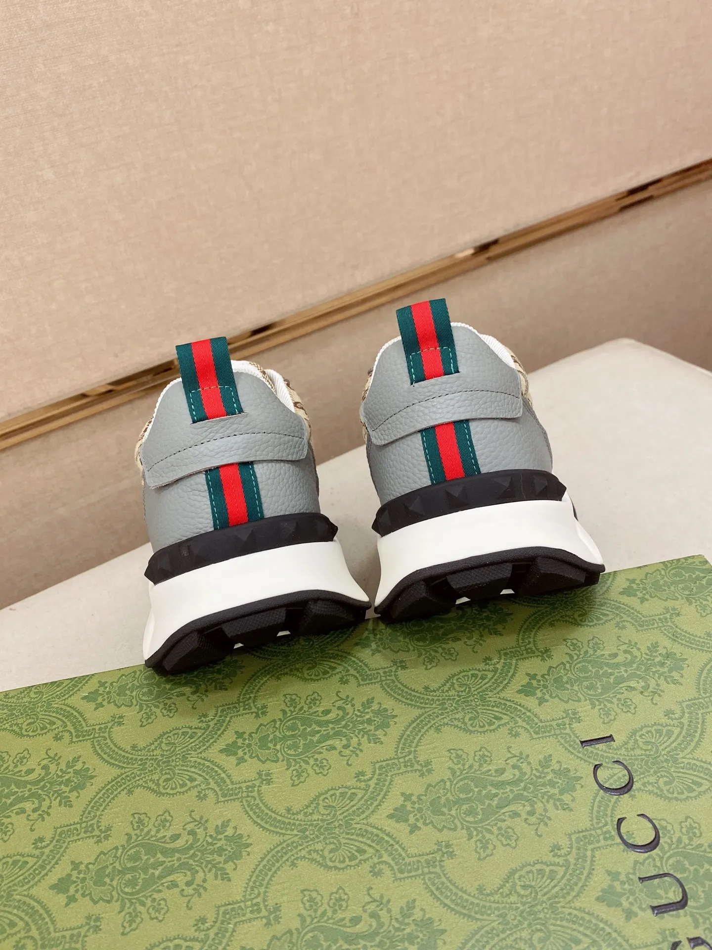 Men's men's shoes💰 462💰🇮🇹🇮🇹GUCCI🔍🔍new models are on sale at the same time at the counter. The uppers🇮🇹 are made of top-grain cowhide imported from Italy. Fully imported genuine leather lining 💪💪, completely 1⃣️ to 1⃣️ replica 🇮🇹💪💪, ⚠ sole: original sole provided by the original factory, exclusive movable molded sole super comfortable, ⚠ original factory follow-up, 🔍🔍 high quality, you can go in and out of the counter at will, welcome to compare⚠. Code number:38-44